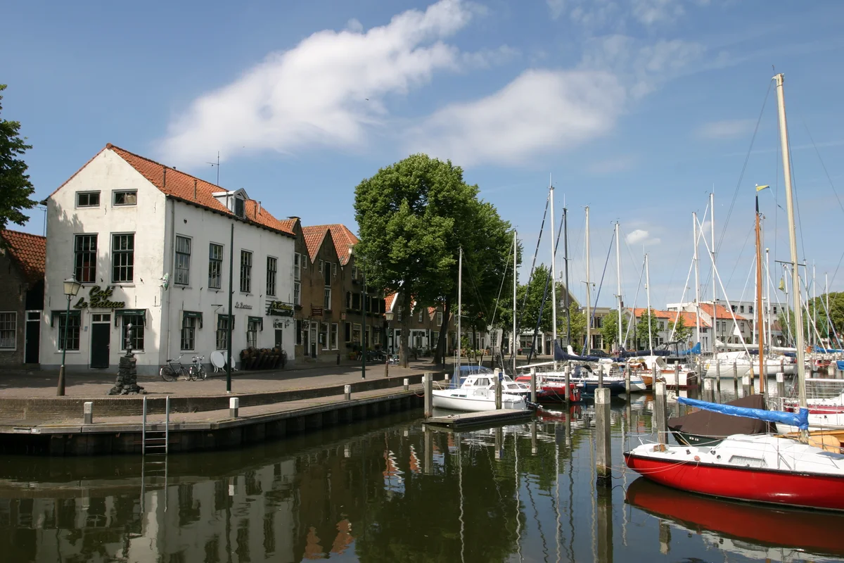 Middelharnis Centrum - D'n Diek en historische jachthaven